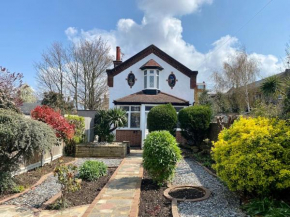 Charming Seaside Cottage in Leigh-on-Sea
